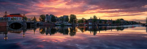 Blick auf den Fluss Amstel (Ostseite) und die Walter-Süskind-Brücke in Am