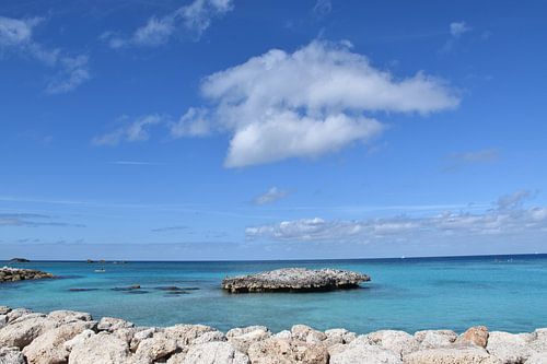 Een turquoise zee onder een blauwe hemel