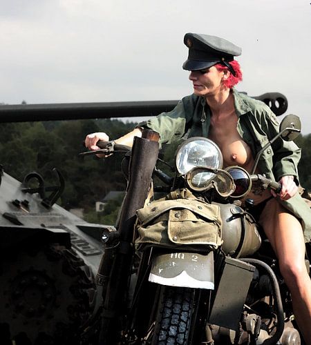 naakte roodharige vrouwelijke soldaat met motorfiets (Harley Davidson) en oorlogs tank