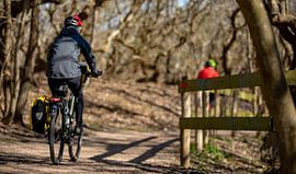 Radfahrer durch das Manteling von Walcheren von Percy's fotografie