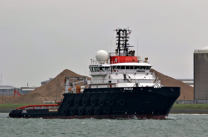 Tug Kolga by Henk Noevers