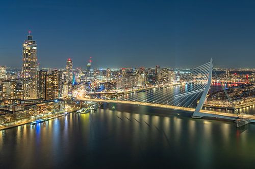 Het prachtige uitzicht op de Erasmusbrug en de Zalmhaventoren