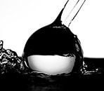 Bewegend water, zwart wit van Nynke Altenburg thumbnail