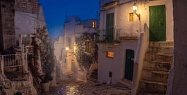 The alleyway falls silent in Locorotondo by Didier Laurent