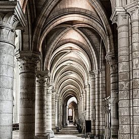 Doorkijk in de kathedraal van Laon van Ellen van Schravendijk
