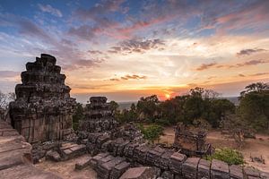Coucher de soleil à Phnom Bahkeng - Angkor Vat, Cambodge sur Thijs van den Broek