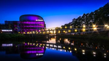 De spiegel in Zwolle met reflectie in het blauwe uur