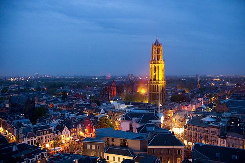 De Domtoren van Utrecht kleurt geel tijdens 'La Nuit du Tour' van Desiree Meulemans
