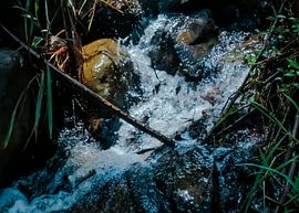 Schönheit Rocky River In Den Bergen von Artkreator