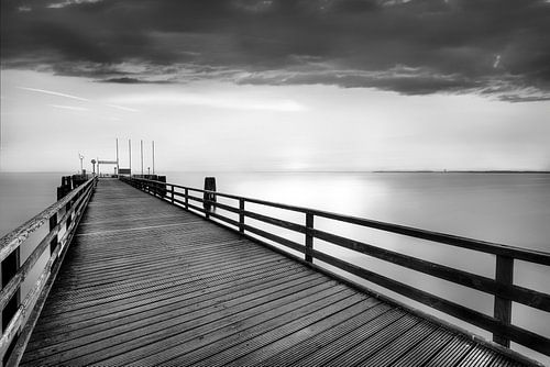 Zomerse Oostzee en oude pier van Scharbeutz