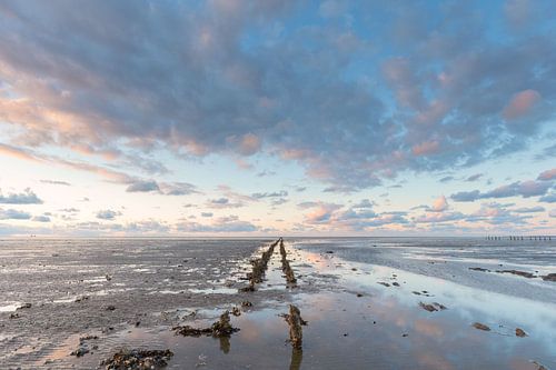Wide vistas with clouds over the poles on the Wadden Sea