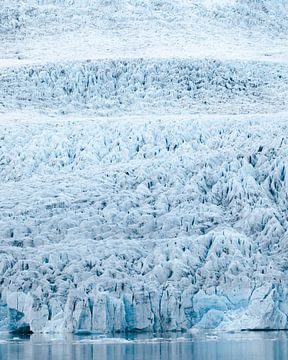 Glacier in IJsland - vooraanzicht met lagen van mitevisuals