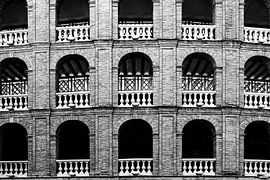 Fassade mit Bögen Stierkampfarena in Valencia Spanien in schwarz-weiss