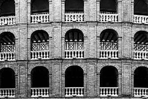 Fassade mit Bögen Stierkampfarena in Valencia Spanien in schwarz-weiss