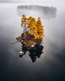 Einsame Insel mit Haus und Boot im Nebel