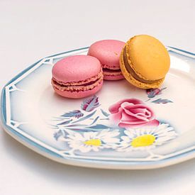 Macarons op Frans bloemenbordje  van Blond Beeld