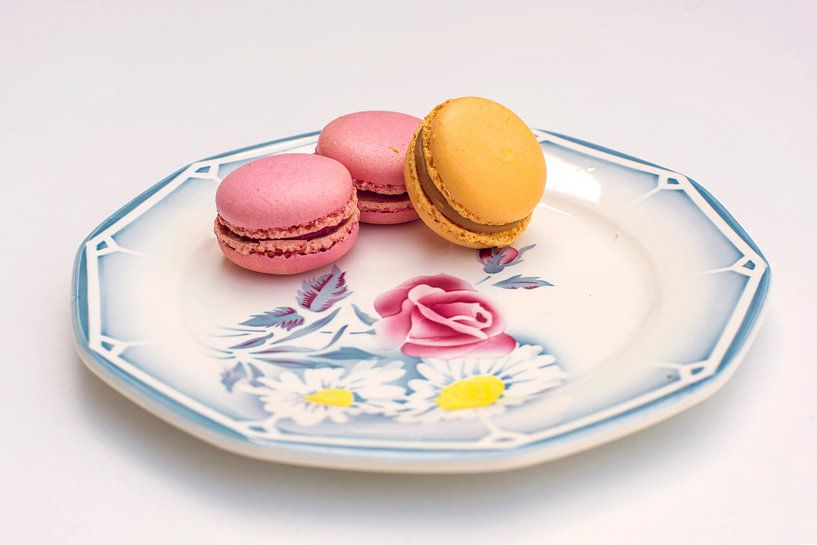 Macarons op Frans bloemenbordje  van Blond Beeld