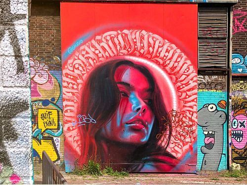 “Red Girl Graffiti Art”  Straatpoëzie in Rood