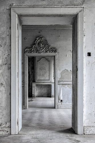 Urbex exploration deuren en diepte in het wit