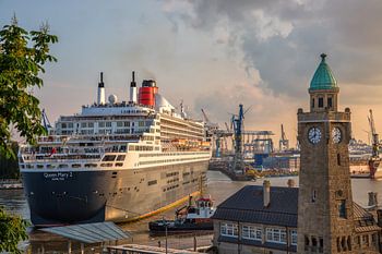 Eindocken der Queen Mary II in Hamburg