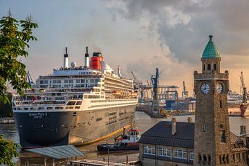 Docking van de Queen Mary II in Hamburg van Sabine Wagner