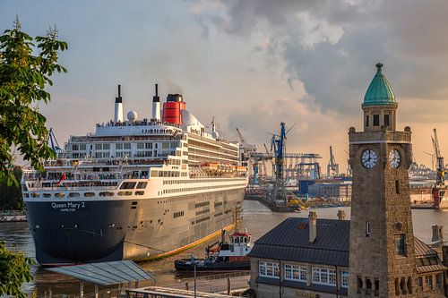 Eindocken der Queen Mary II in Hamburg