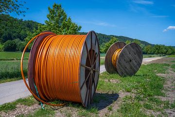 Kabeltrommel met oranje glasvezelkabel