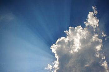 Hinter den Wolken scheint die Sonne