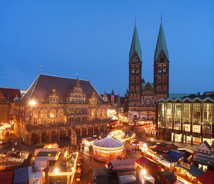 Oud stadhuis met Sint-Pieterskathedraal en kerstmarkt op de markt in Abendd�mmerung, Bremen, Duitsla van Torsten Krüger