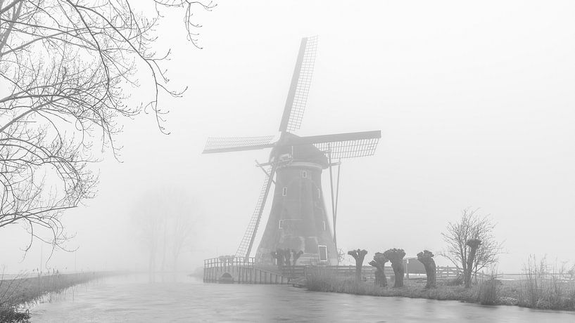 Molen in de winterse mist van Remco-Daniël Gielen Photography