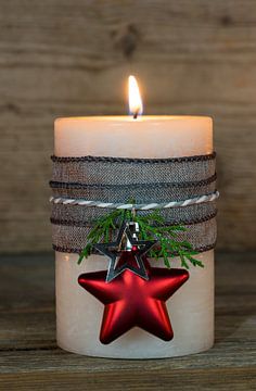 Kerstmis en Advent kaars versierd met rode ster vorm ornament van Alex Winter