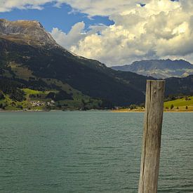 Blick über den See zu den Bergen von Frank Briske