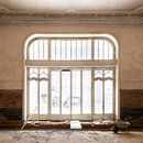 Verlassenes Fenster in der Restaurierung. von Roman Robroek – Fotos verlassener Gebäude Miniaturansicht