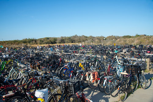 geparkeerde fietsen in een stalling in de duinen tijdens de eclips 2026 in Den Haag, Nederland