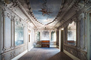 Piano dans un salon désert. sur Roman Robroek - Photos de bâtiments abandonnés