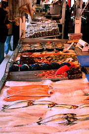 Der berühmte Fischmarkt „Fisketorget“ in Bergen von Dlanor