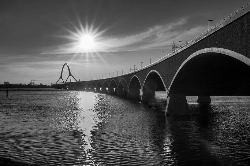 Pont wallon La traversée de Nimègue en noir et blanc par Patrick Verhoef