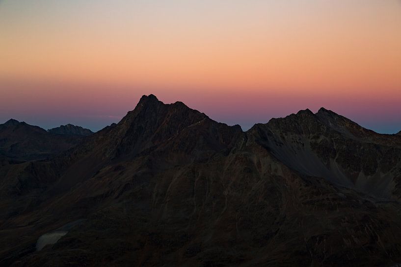 Sprookjesachtige zonsondergang over eenzame bergtoppen in de Oostenrijkse Alpen van Hidde Hageman
