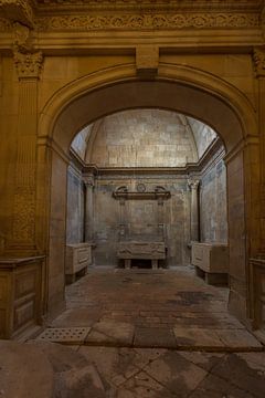 Binnen in Saint Honorat ruine kerk in Arles, Frankrijk van Maarten Hoek