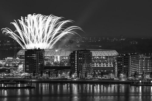 Het vuurwerk boven het Feijenoord Stadion "De Kuip" in Rotterdam