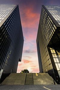 Fassade Hotel Hyatt Regency in Düsseldorf Medienhafen mit Abendrot