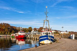 Fischerboote im Hafen der Stadt Sassnitz auf der Insel Rügen