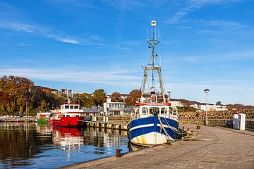 Vissersboten in de haven van de stad Sassnitz op het eiland Rügen van Rico Ködder