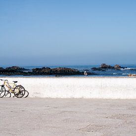 Blick von einem verlassenen Fahrrad auf dem Boulevard in Südafrika von Stories by Pien