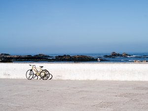 Uitzicht van een verlaten fiets op de boulevard in Zuid Afrika van Stories by Pien