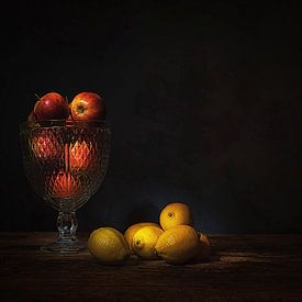 Stilleven met appels en citroenen in Caravaggio licht . van Saskia Dingemans