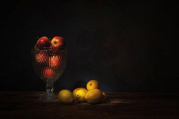 Stilleven met appels en citroenen in Caravaggio licht .