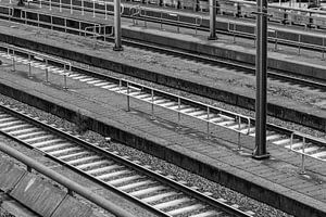 Schwarz-Weiß-Foto von Gleisen und Bahnsteigen