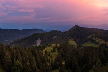 Een mooie roze zonsondergang over de bergen van de Jura. van Jos Pannekoek