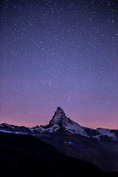 Sterrenhemel boven de Matterhorn van Menno Boermans
